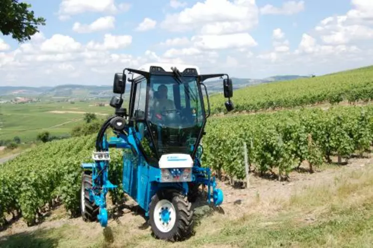 La cabine du tracteur polyvalent 1096 accueille une console d’affichage et un levier multifonctions.