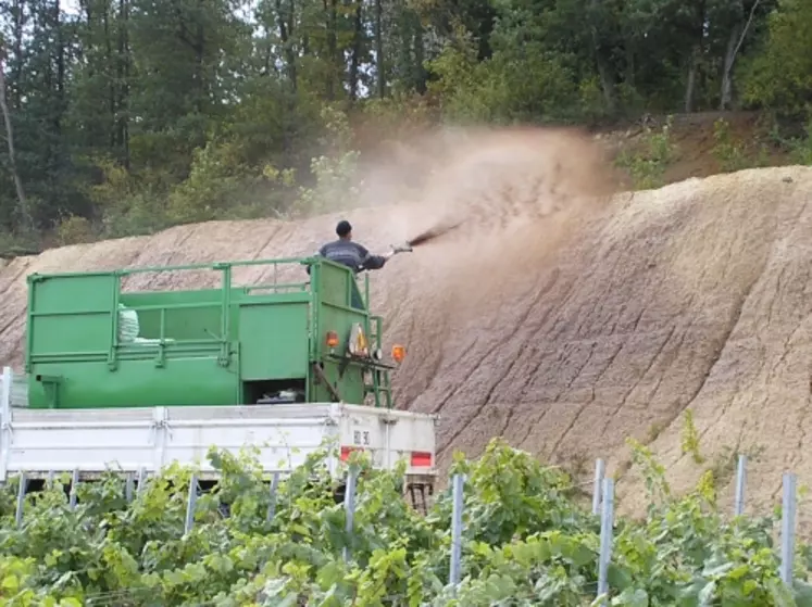 L’hydroseeding consiste en l’envoi à haute pression de semences, d’eau, d’engrais organiques . Le mélange contient également de la cellulose qui assure son adhérence au sol