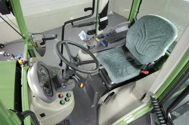 L’organisation des commandes et le plancher plat de la cabine du Fendt V200 Vario profitent à l’espace et à l’ergonomie.