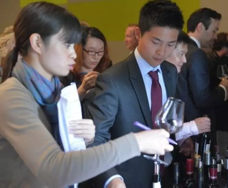 Dégustation de vin rouge à Vinexpo 2013. Les Asiatiques considèrent le vin rosé comme un mélange de rouge et de blanc ou comme  une ” boisson pour les filles “.