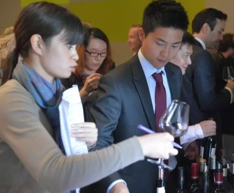 Dégustation de vin rouge à Vinexpo 2013. Les Asiatiques considèrent le vin rosé comme un mélange de rouge et de blanc ou comme une ” boisson pour les filles “.