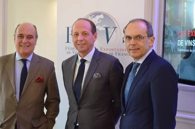 Philippe Castéja (Borie Manoux), Antoine Leccia (président de la FEVS) et Patrice Pinet (Courvoisier) se sont félicités du dynamisme des exportations de vins et spiritueux en valeur lors de la présentation du bilan 2018 de la FEVS le 13 février. © FEVS