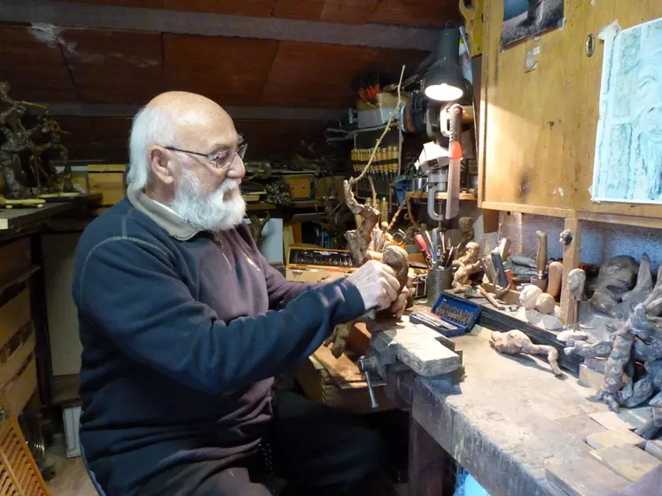 Jean-Pierre Constans donne une seconde vie aux vieux ceps dans son petit atelier au fond de son jardin. © J.-P. Constans