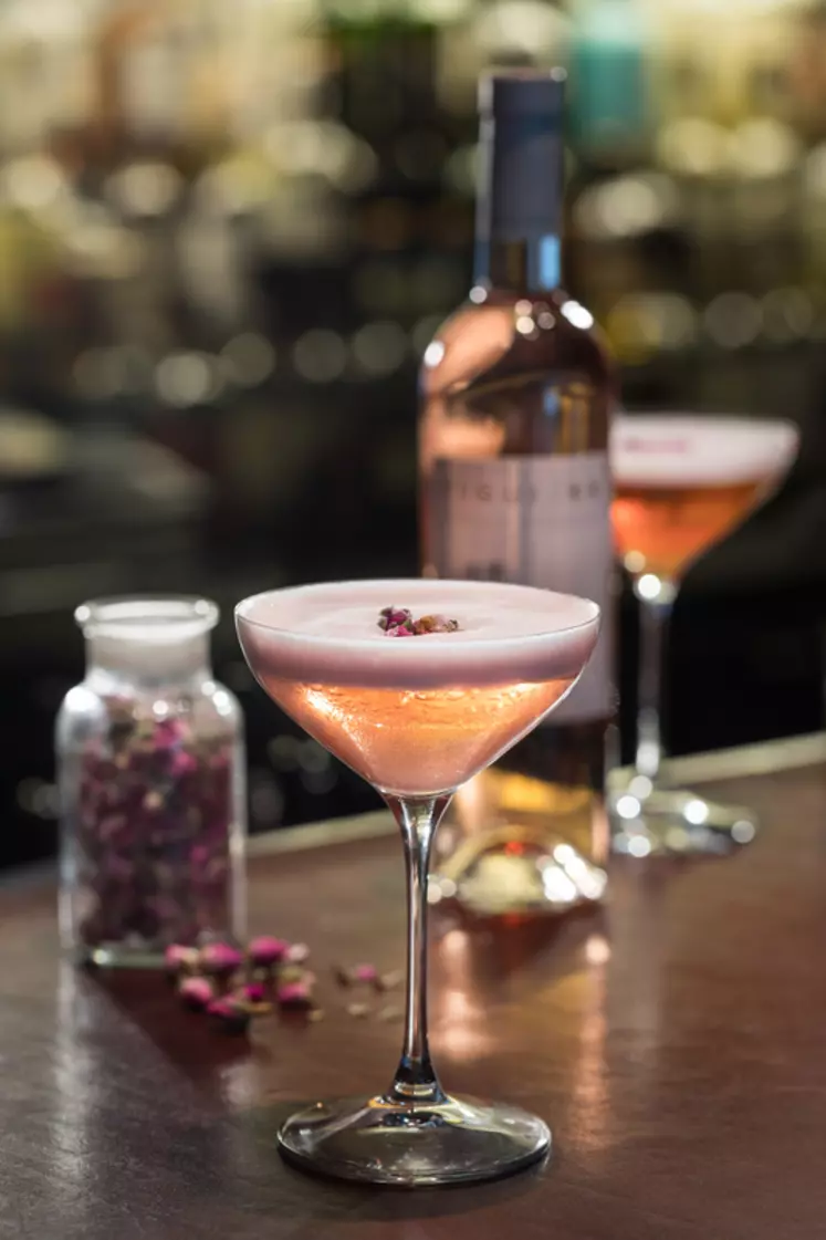En adoptant une touche de sophistication, les cocktails à base de vin deviennent un outil de communication pour faire bouger l'image du vin.  © Figuière