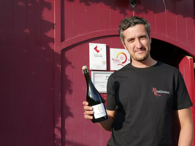 Olivier Klein s'est lancé dans l'élaboration d'une méthode traditionnelle bien qu'il soit dans une région de vins tranquilles. Cette cuvée éveille la curiosité des clients. © X. Delbecque