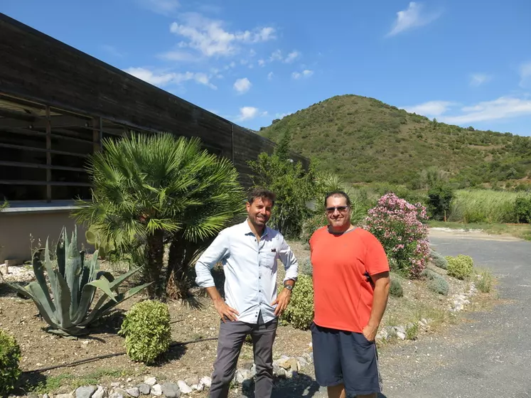 Julien et Cédric, sont à la fois salariés et propriétaires de vignes cultivées par le Mas Janeil, suite à leur participation dans le GFA. © C.Gerbod