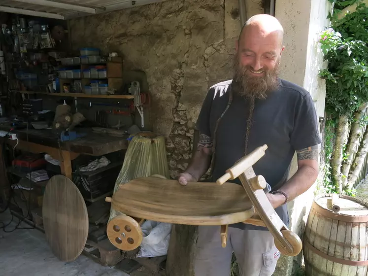 Ancien tonnelier, Jean-Luc Chaillou transforme avec inventivité des barriques devenues inutiles en mobilier et objets de décoration. © C. Gerbod