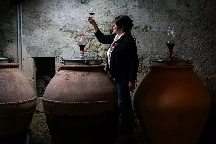 Virginie Aubrion, du Château de Piote dans le Bordelais, multiplie les contenants pour élaborer ses vins. Elle vante le côté charnu de ses vins grâce à l'élevage en terre cuite, et le côté minéral des élevages en grès. © V. Aubrion