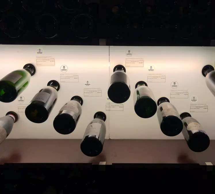 Pour donner une indication sur le goût du vin en évitant le jargon technique, les Champagnes de vigneron expérimentent une classification basée sur la sensation et le terroir, repérée avec des stickers. Elle est testée chez le caviste parisien Lavinia. © CDV