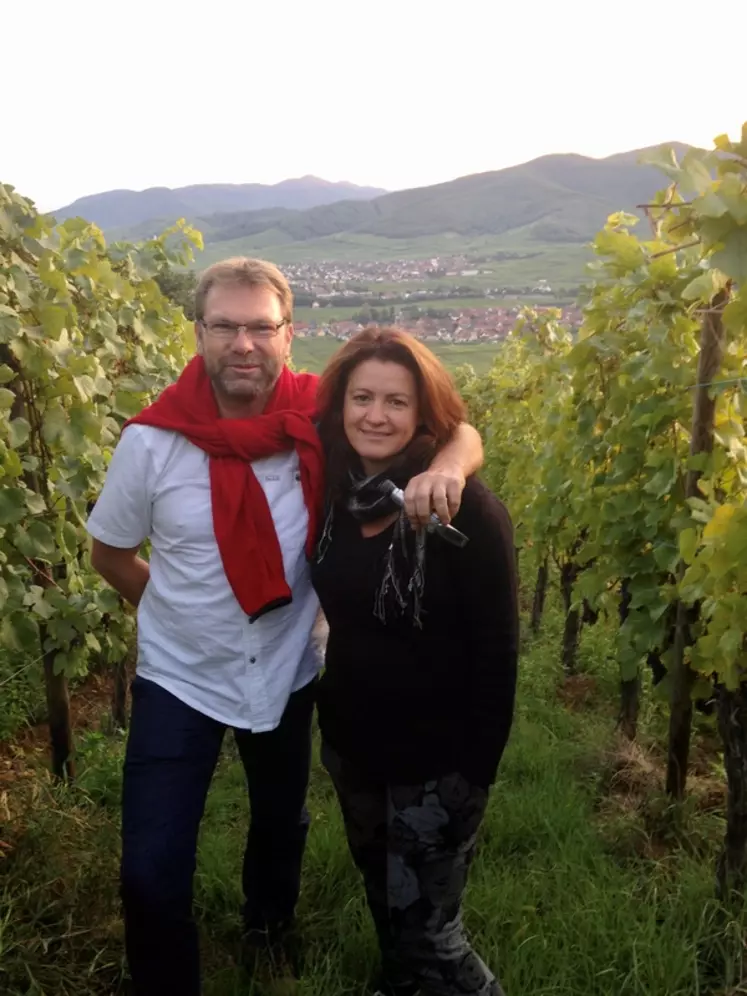 Vincent et Brigitte Fleith, vignerons à Ingersheim, en Alsace, ont fait le choix de surgreffer pour réorienter plus rapidement leur production vers des cépages plus porteurs.  © Domaine Fleith