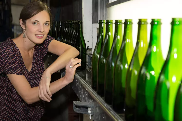 Célie Couché, est coordonnatrice de Bout' à Bout', l'une des structures françaises de réemploi des bouteilles les plus avancées.   © Paris Match/Kasia