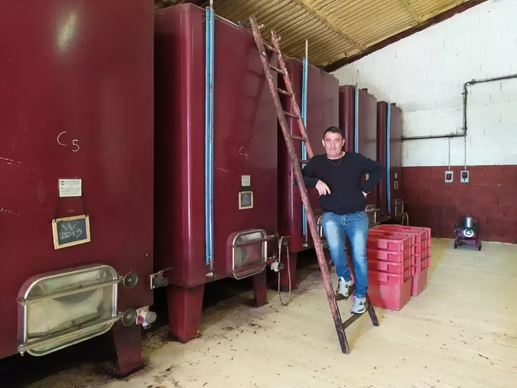 Cédric Laugé, vigneron à Faugères, produit exclusivement des vins rouges qu'il vinifie en cuve béton de 105 hl, sans thermorégulation. © J. Gravé