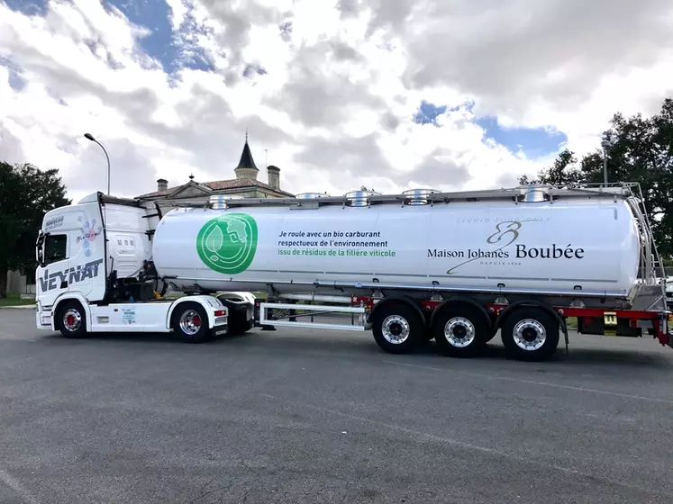 Lorsqu'il alimente des camions transportant du vin ou des alcools viniques, l'ED95 contribue à limiter l'empreinte carbone de la filière. © Raisinor France