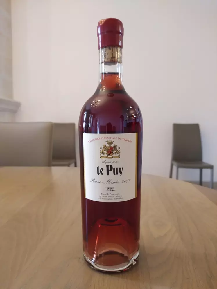 Loin des standards, le rosé de saignée du Château Le Puy présente une couleur soutenue. © J. Gravé