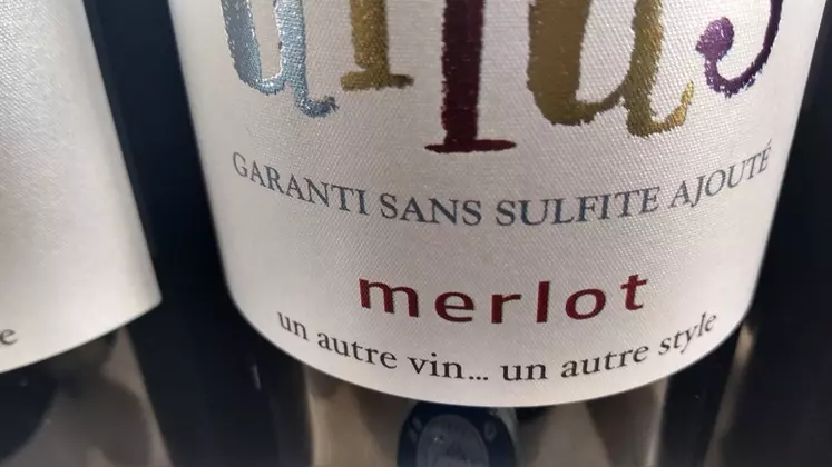 Porté par la demande des produits "sans", les vins sans sulfites se sont installés dans l'offre de vins mais une certaine confusion règne dans l'esprit des consommateurs. Au-delà de la maîtrise technique, bien faire passer le message sur l'étiquette est aussi un défi. © C. Gerbod