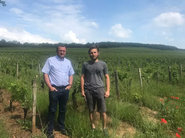 Marc Sangoy, viticulteur (à gauche) et Anthony Bernigaud, riverain, sont désormais reliés à travers l'appli Agricivis. Elle est basée sur un principe de géolocalisation des parcelles. © C. Félix