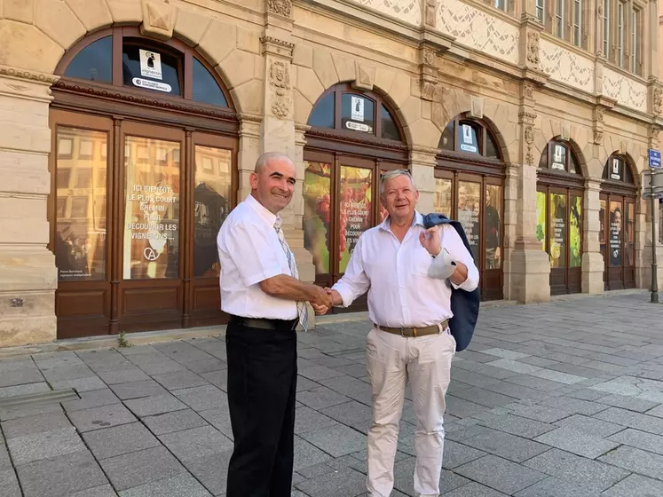 Jean-Luc Heimburger (à droite), président de la CCI Alsace Eurométropole et Francis Backert (à gauche), président du Syndicat des vignerons indépendants d'Alsace, ont signé une convention permettant aux Vignerons indépendants d'ouvrir un espace de vente et de promotion dans le bâtiment de la CCI, en plein cœur de Strasbourg.