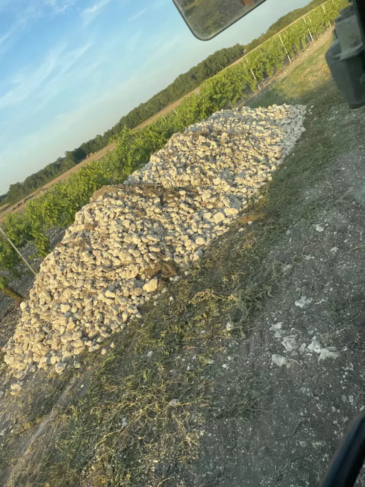 Les pierres récoltées peuvent être valorisées comme encaissement d'un chemin, d'une cour, etc.