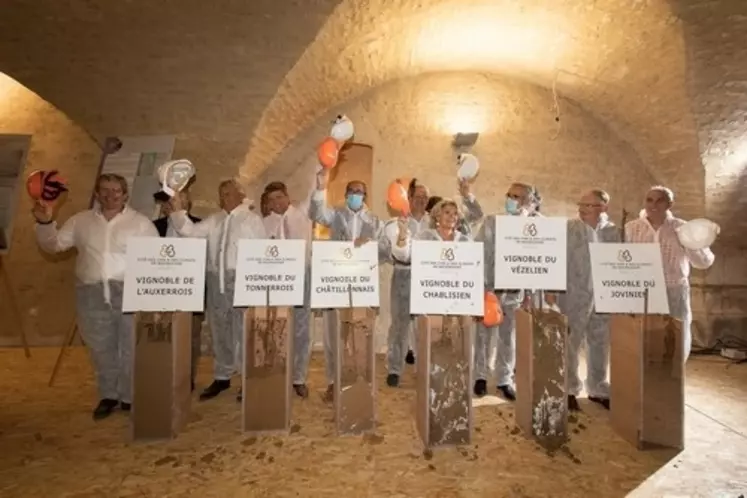 Six coulages en béton de terre en provenance des vignobles entourant Chablis ont été réalisés lors de la cérémonie de la pose de la première pierre du site chablisien de la Cité des vins et des climats de Bourgogne, le 9 septembre dernier.
