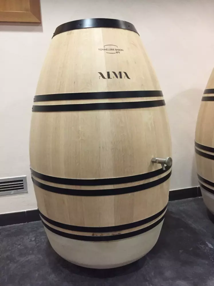 La barrique Alma, dont le socle est en céramique, est appréciée par les domaines qui présentent des vins en primeur car elle marque très peu les vins.