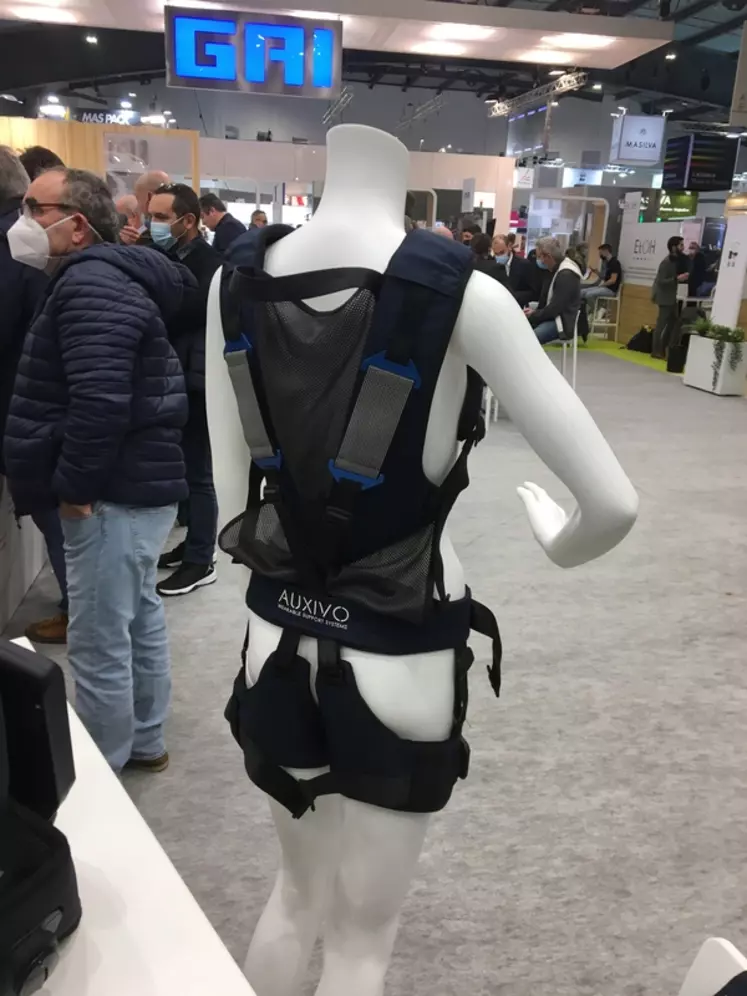Le Liftsuit d'Auxivo est un exosquelette textile léger et compact, qui soutient les muscles du dos et des hanches lors du travail en position penchée vers l’avant.
