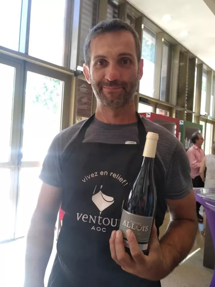 François Busi, du domaine Alloïs, à Caseneuve, dans le Vaucluse : « les cuves Galiléo sont jolies et favorisent un meilleur étalement des lies. Le vin est plus rond, plus équilibré ».