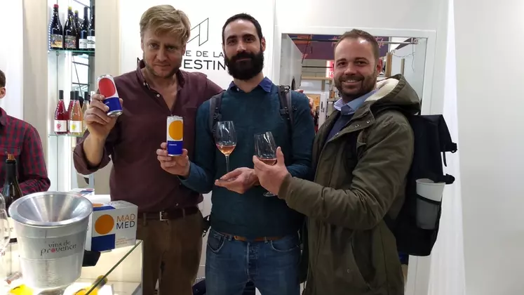 Maxime Gamard (à gauche) a lancé MadMed, des canettes de vin nature pour capter la consommation « détente » prise par la bière. Il a fait appel à la chaîne mobile de Guillaume Ferré et Thomas Seitz de Los Bucaneros pour l'encanage.