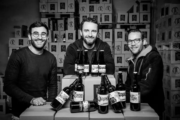 Associés dans la Brasserie Les Acolytes, Mathieu, Germain et Antoine développent une gamme de bières issues d'une fermentation sur des marcs de vin.