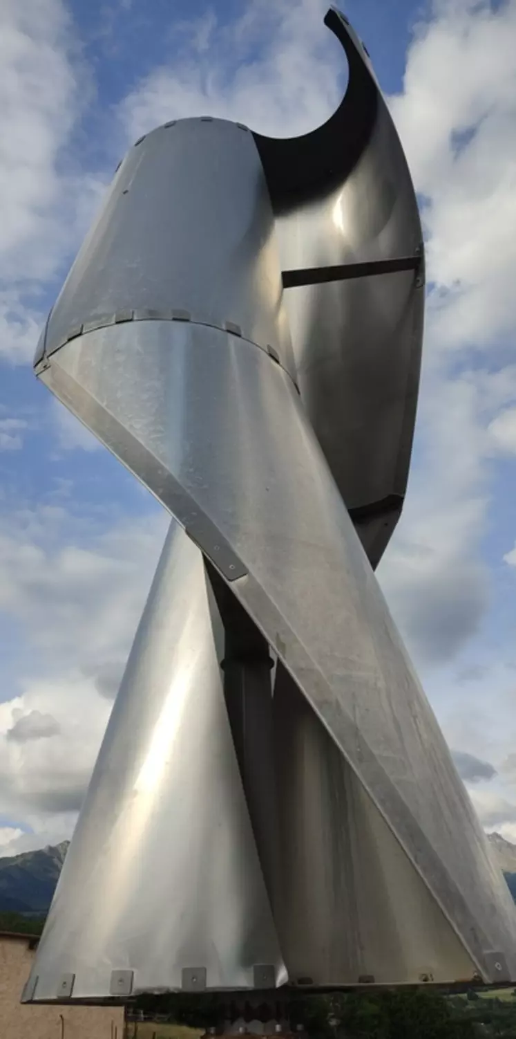 Les éoliennes verticales que construit Denis Marchand sont constituées de pales métalliques qui animent un mât. Ce dernier est relié à un alternateur.