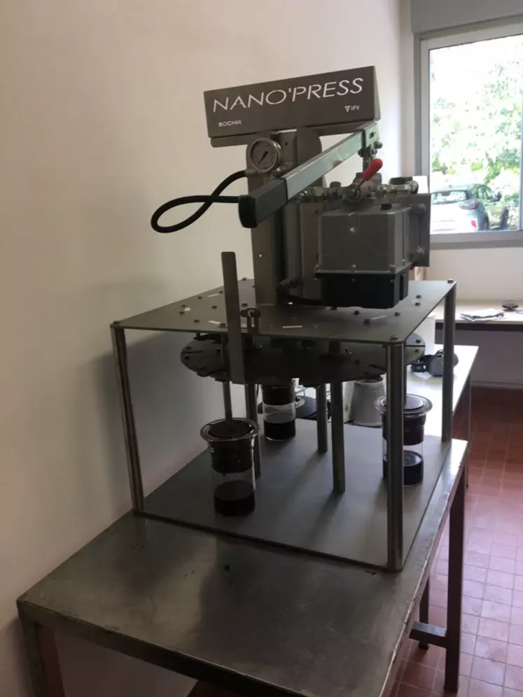 Le Nano’press de Socma est un outil qui simule l’action d’un pressoir. Par le biais d’un bras de levier, l’utilisateur fait monter tous les fermenteurs en pression.