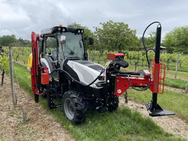 Après avoir lancé sa pince arrache-cep, Hubertrack propose une complanteuse pour vigne large baptisée Replant.