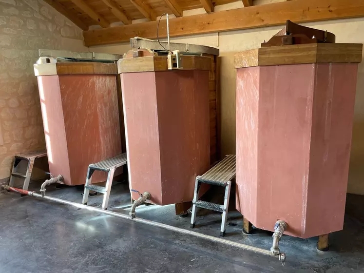 La préparation séjourne dans des dynamiseurs en béton munis de pâles.