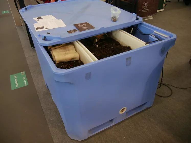 Le Resoiler est un bac compartimenté servant à faire les composts pour l'agriculture régénérative. La température et l'humidité sont analysées en permanence grâce à des sondes.