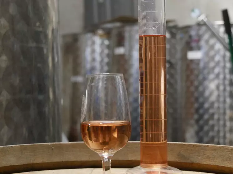 Le vin rosé résiste mieux à l'air s'il a été oxygéné de façon maîtrisée avant débourbage.