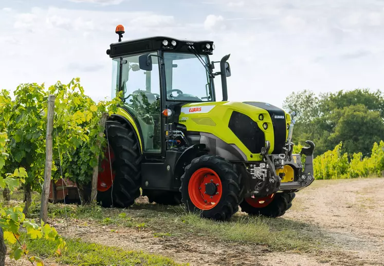 Les nouveaux tracteurs Claas Nexos bénéficient d'un plancher plat.