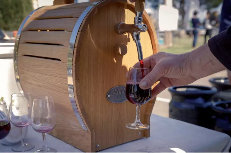 Les tireuses dans les restaurants sont équipées d’un système de réfrigération permettant de servir le vin à bonne température. Un point fort pour le conditionnement en fût qui permet ainsi d'optimiser le service au verre, en plein boom. © INTER-RHONE