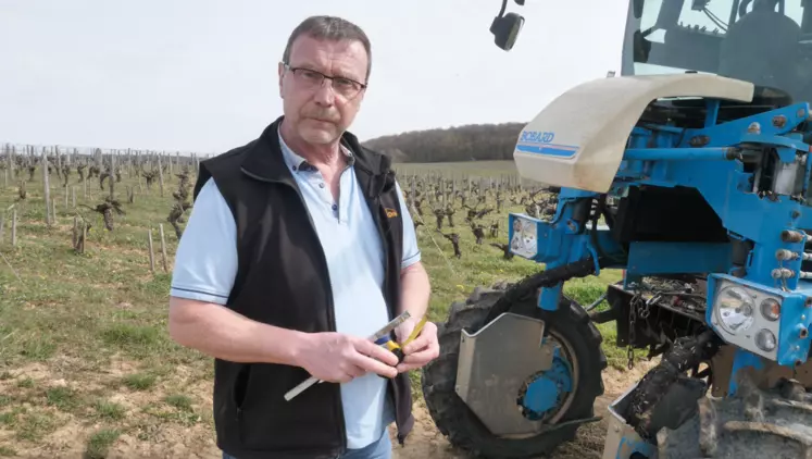 Régis Vaché devant l'enjambeur qui sert de modèle pour la démonstration du calcul de rayon sous charge