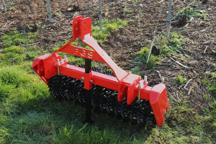 Le rouleau de 1,04 m pèse 235 kg. 