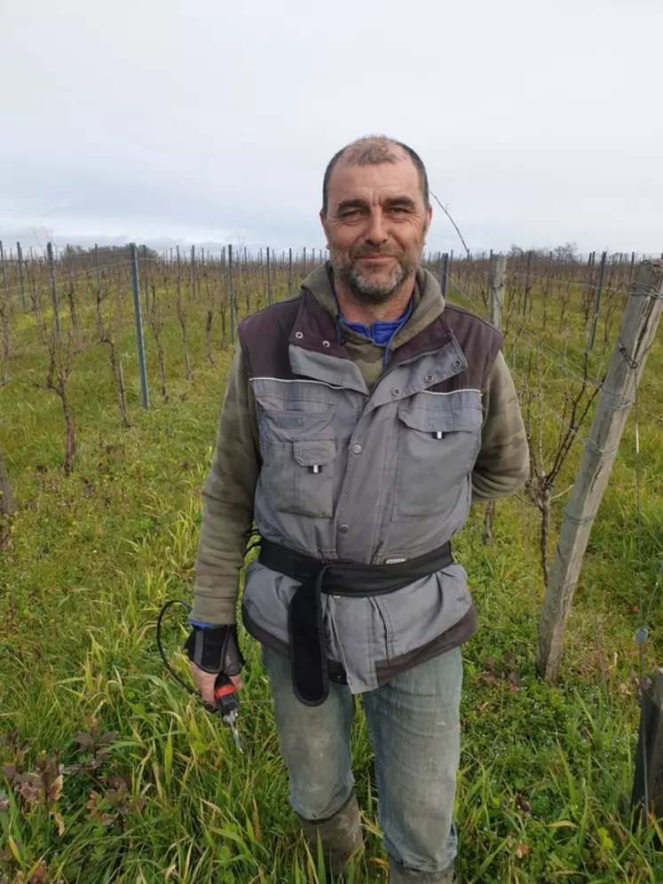 Éric Berthonnaud, vigneron en Charente, met la prophylaxie au cœur de sa stratégie de lutte contre le black-rot.