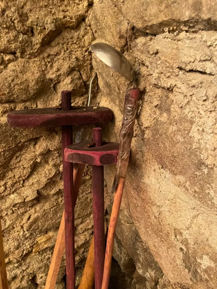 De nombreux outils bricolés sont nécessaires pour nettoyer et vider les tinajas, à l'instar de cette louche fixée sur un manche.