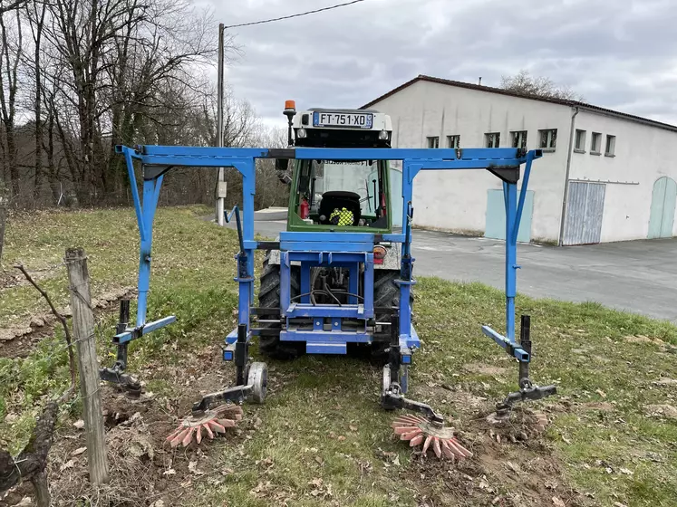 Ce double châssis de travail du sol permet d'économiser 50 % de GNR et de temps de travail, le chauffeur roulant à la même vitesse que pour travailler un seul rang.