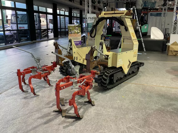 Première présentation du robot enjambeur de Sabi Agri.