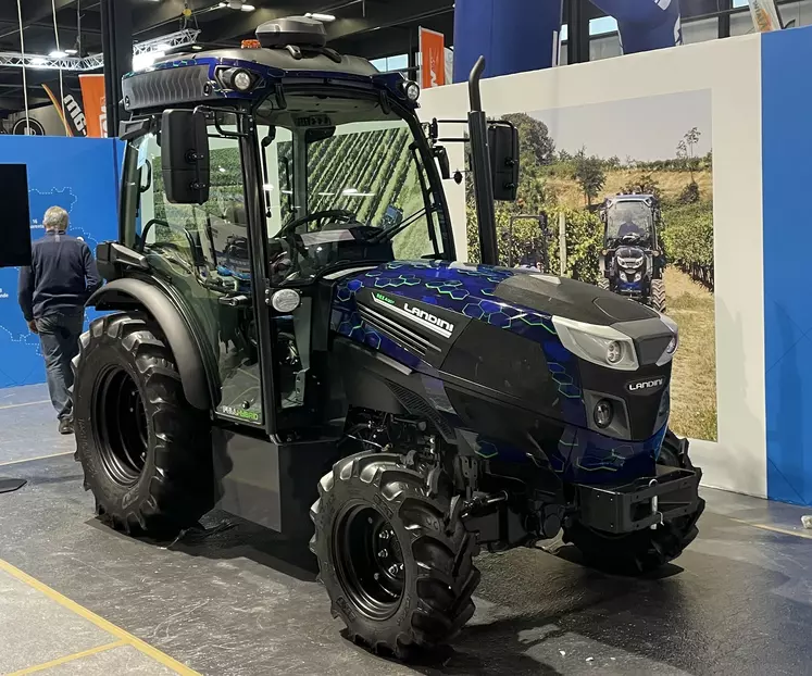 Landini présente un tracteur à entraînement hybride mécanique-électrique. 