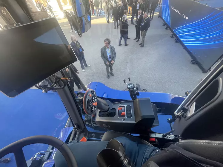 Les enjambeurs New Holland TE6 bénéficient d'une cabine bien insonorisée à l'ergonomie revue.