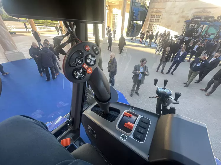 Les enjambeurs New Holland TE6 bénéficient d'une cabine bien insonorisée à l'ergonomie revue.