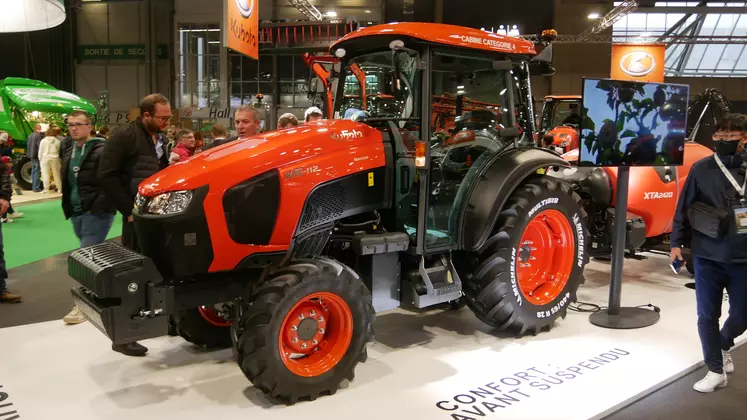 Les tracteurs Kubota M5-Narrow à cabine ont un capot haut, court et plongeant.