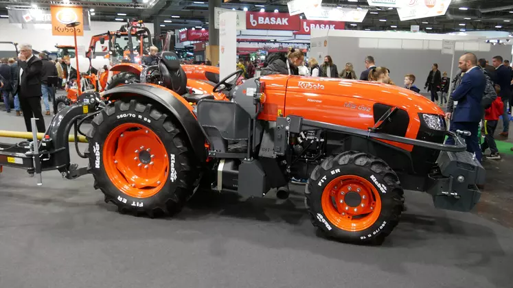 Les tracteurs Kubota M5-Narrow à plateforme ont un capot long et un peu élargi.