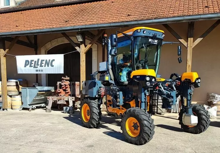 Pellenc lance l'Optimum 240, un enjambeur à cabine centrale pour une bonne visibilité au travail du sol.