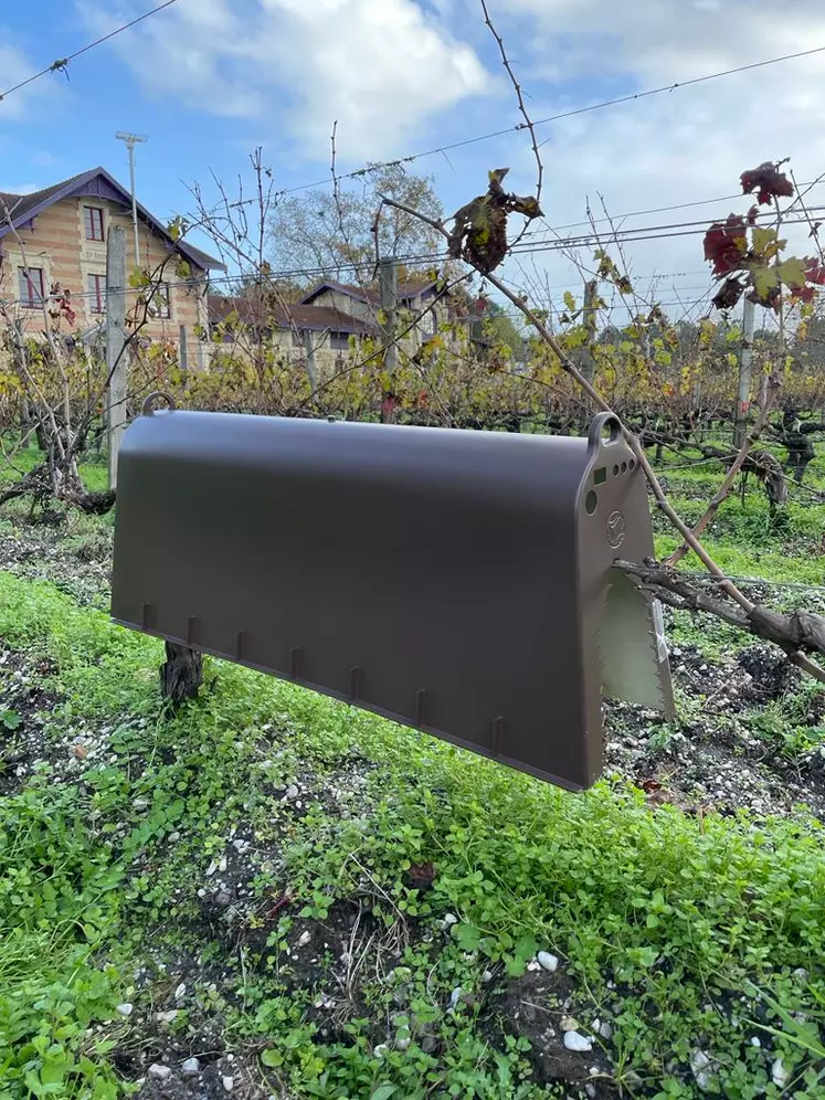 Autonome en énergie, la lampe Wine-Protect émet un rayonnement infrarouge qui protège la vigne de tous types de gels. 