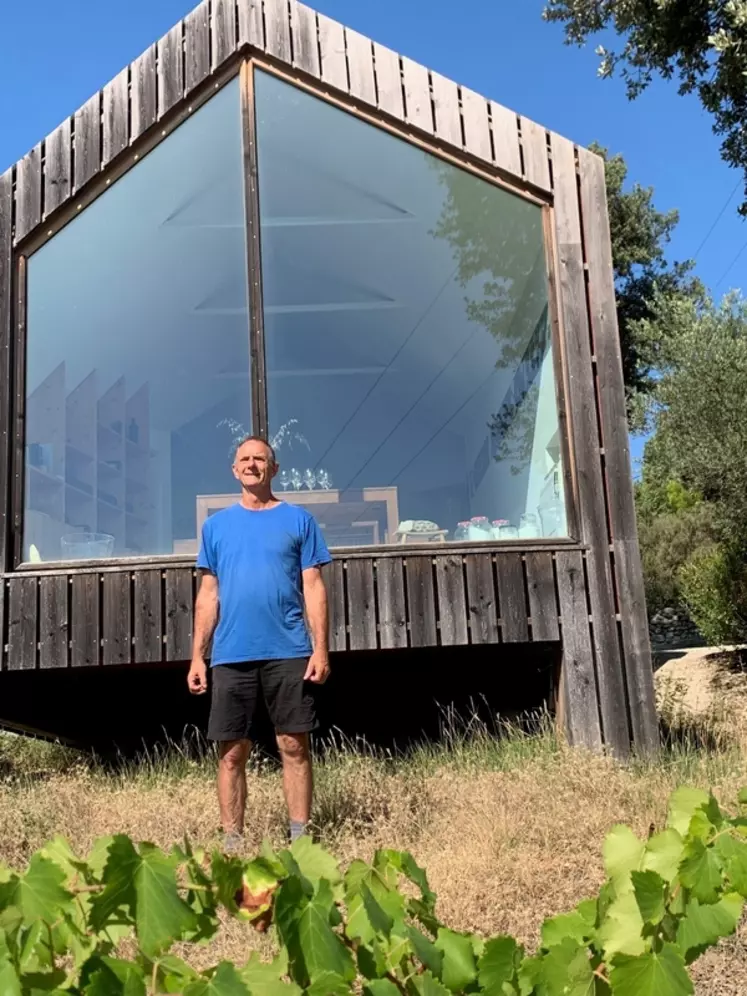 Éric Plumet, vigneron du Domaine La Cabotte, à Mondragon dans le Vaucluse, limite les extractions sur ses baies échaudées.